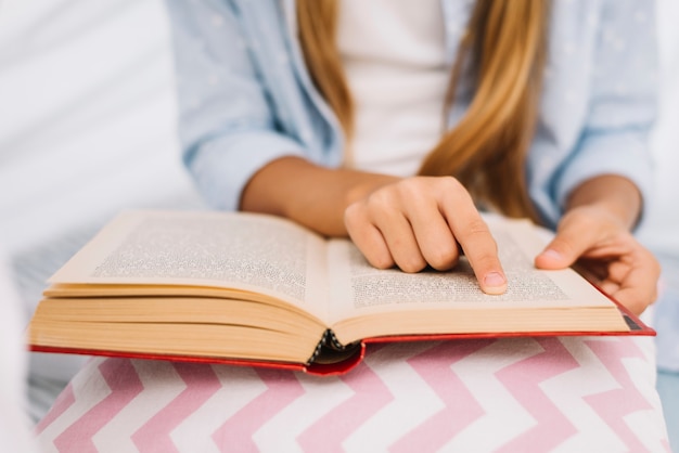 Cima, de, mãos, segurando, um, livro