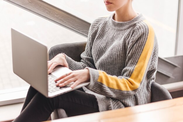 Cima, de, mulher, digitando, ligado, laptop, em, loja café