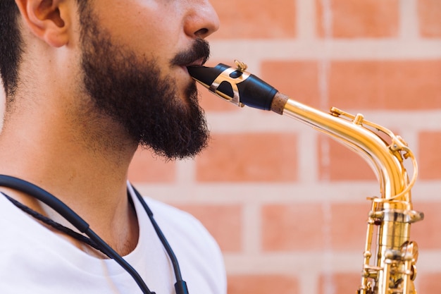 Foto grátis cima, lateralmente, retrato, músico, tocando, saxofone