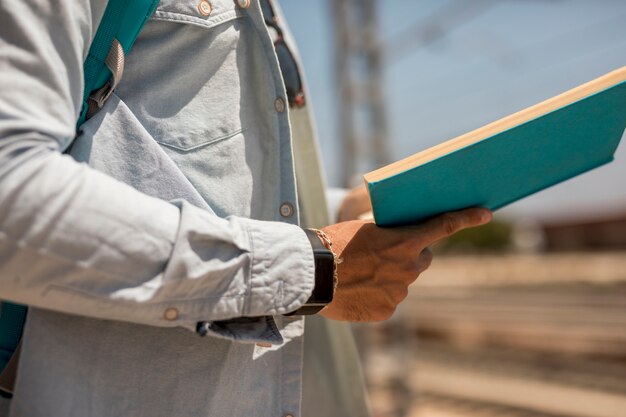 Cima, pessoa, segurando, livro, ligado, estação de comboios