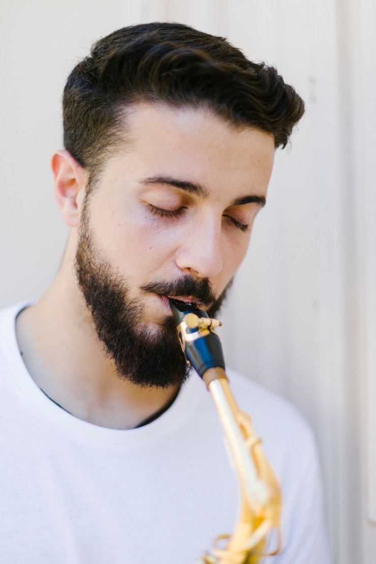 Foto grátis cima, retrato, de, focalizado, músico