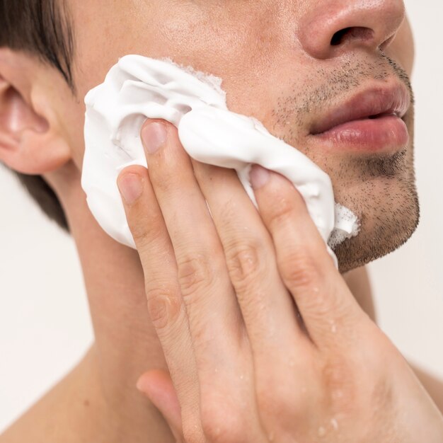 Cima, retrato, de, homem, aplicando, espuma raspando