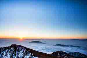 Foto grátis cimeira da montanha no por do sol