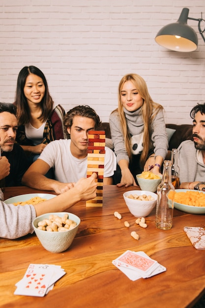 Cinco amigos jogando jogo de mesa