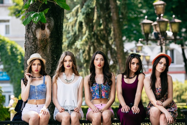 Cinco lindas mulheres posando no parque