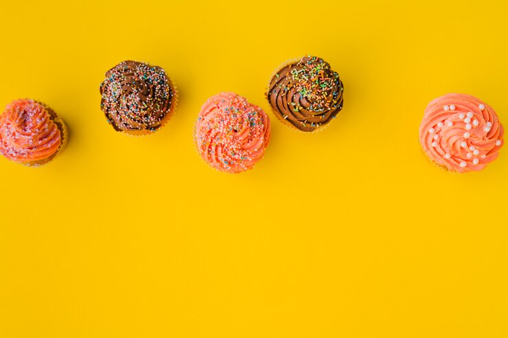 Foto grátis cinco muffins deliciosos