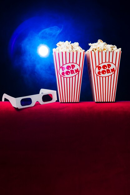 Cinema com caixa de pipoca e óculos 3d