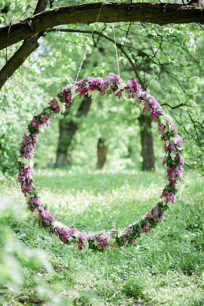 Foto grátis círculo feito de lilás violeta e branco trava da árvore