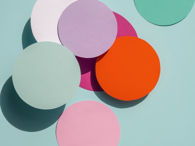 Foto grátis círculos coloridos de fundo geométrico de papel