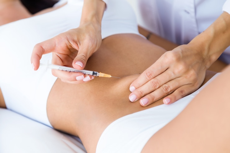 Foto grátis cirurgião fazendo injeção no corpo feminino. conceito de lipoaspiração.