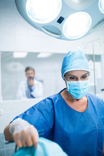 Foto grátis cirurgiões que executam a operação no quarto de operação