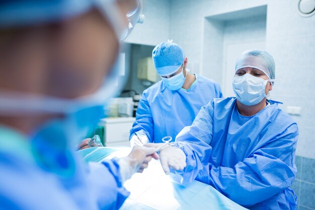 Cirurgiões que executam a operação no quarto de operação