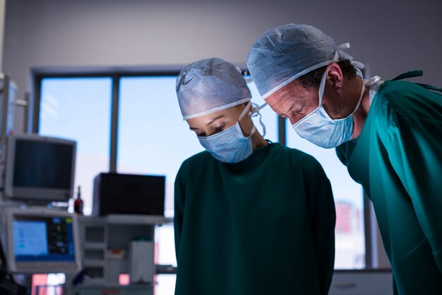 Cirurgiões que executam a operação no teatro de operação