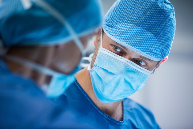Cirurgiões que interagem durante a execução de operação