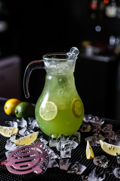 Citrino limonada jarro limão água com gás limão vista lateral