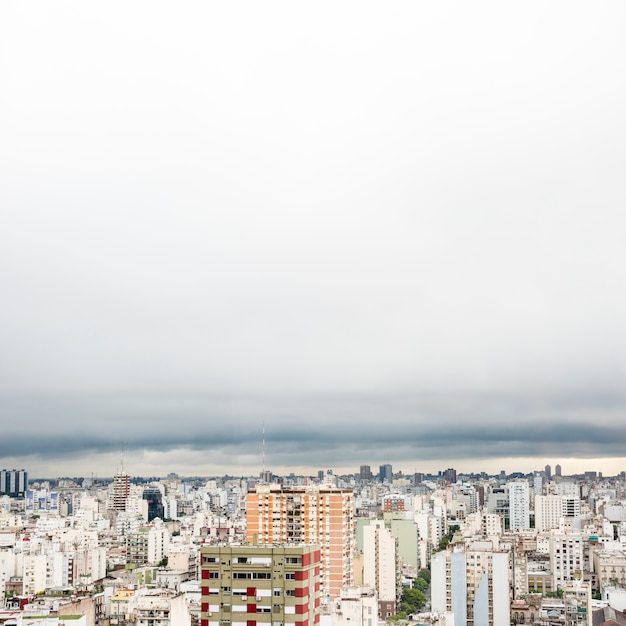 Cityscape em altura em dia nublado