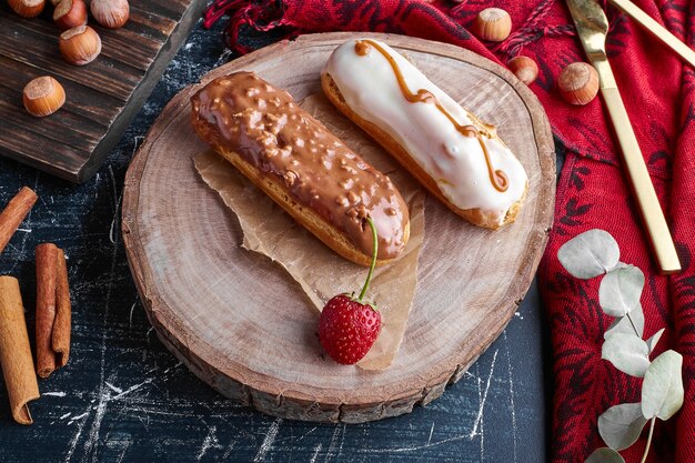 Éclairs com cremes leitosos e caramelo.