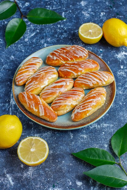 Éclairs ou profiteroles com chocolate branco e chocolate branco