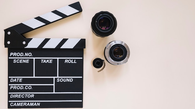 Foto grátis clapperboard e lentes de câmera