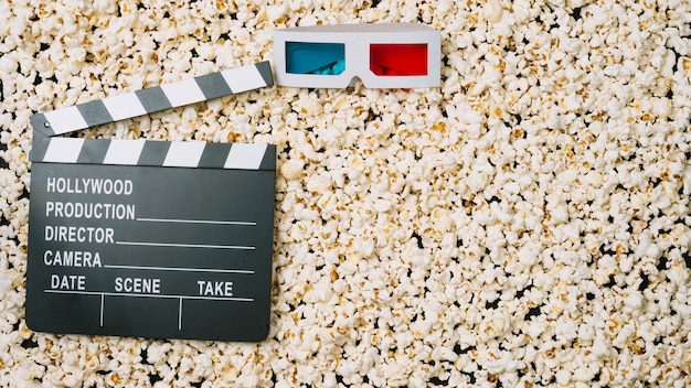 Clapperboard e óculos 3D em pipoca