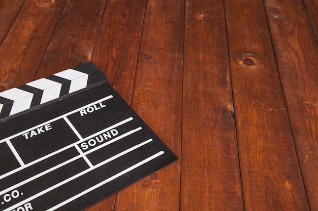 Clapperboard em fundo de madeira