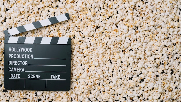 Foto grátis clapperboard em pipoca