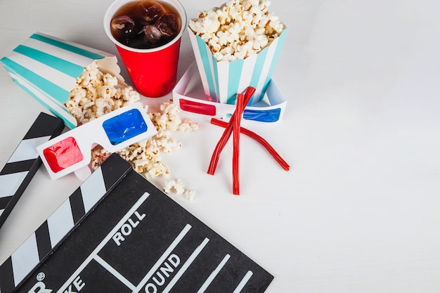 Foto grátis clapperboard, óculos 3d e comida para cinema