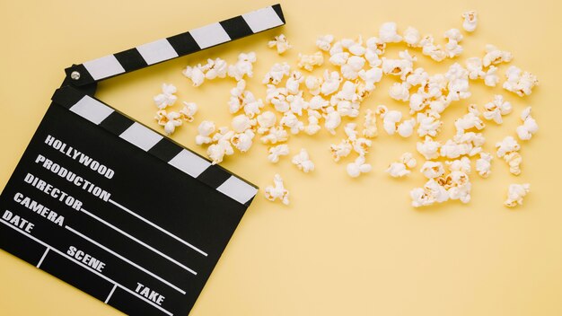 Claquete de cinema de vista superior com pipoca