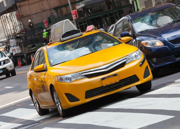 Clássico rua vista com amarelo táxi na cidade de nova york Foto Premium