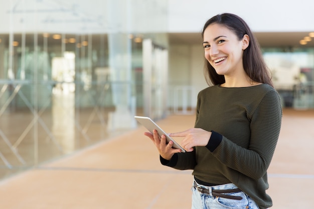 Cliente alegre feliz ficando on-line no tablet