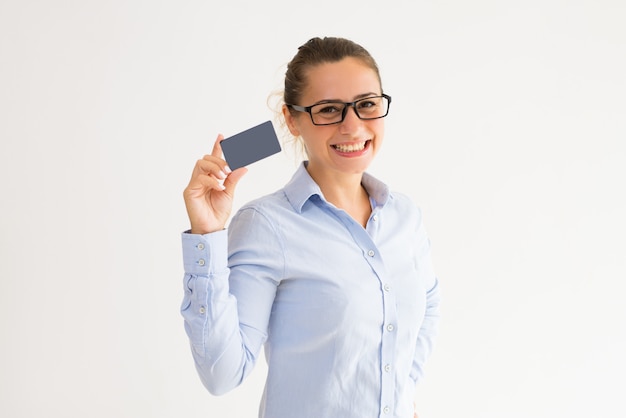 Foto grátis cliente do sexo feminino alegre receber cartão de fidelidade