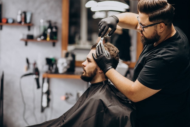 Cliente fazendo o corte de cabelo em um salão de barbearia