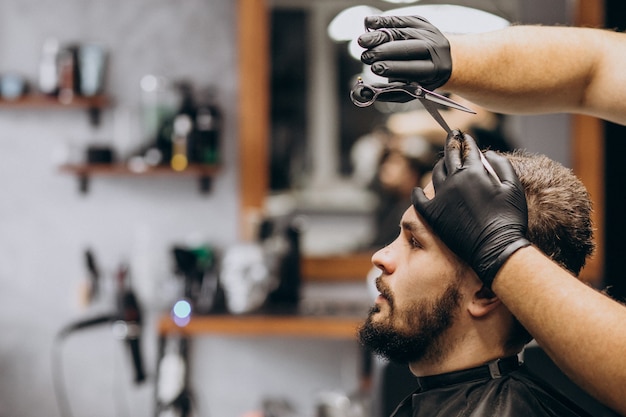 Cliente fazendo o corte de cabelo em um salão de barbearia