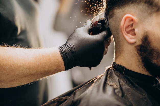 Foto grátis cliente fazendo o corte de cabelo em um salão de barbearia