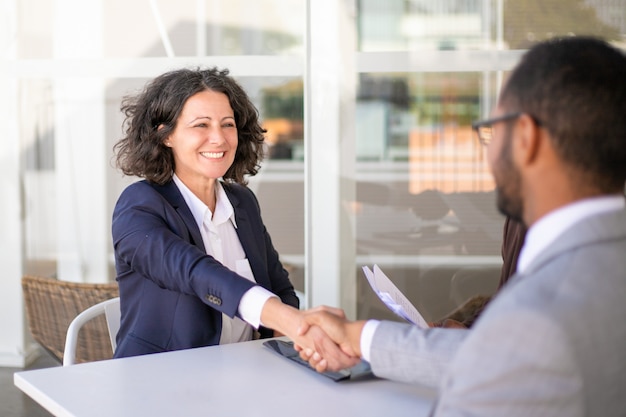 Cliente fêmea feliz que agradece ao consultor para a ajuda