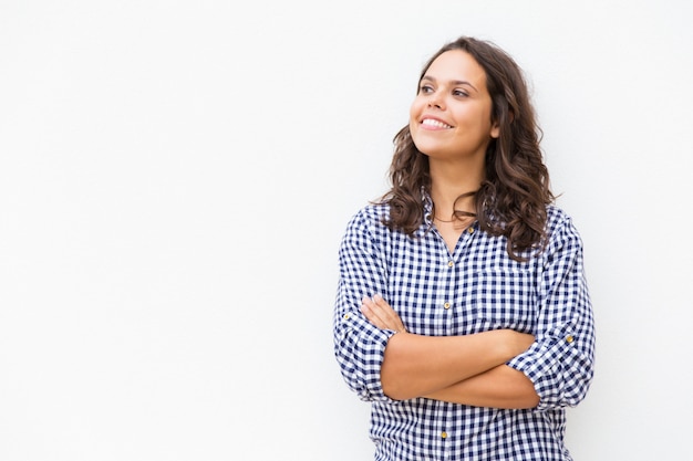 Cliente feminino sorridente alegre, olhando para longe