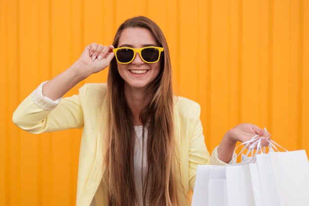 Cliente jovem vestindo roupas amarelas tiro médio