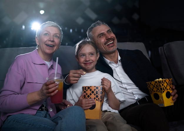 Cliente no estúdio de cinema vip escuro