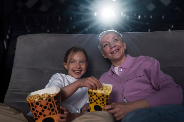 Cliente no estúdio de cinema vip escuro