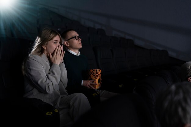 Cliente no estúdio de cinema vip escuro