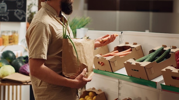 Foto grátis cliente numa loja de produtos biológicos com baixa pegada de carbono