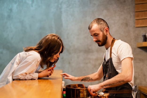 Foto grátis cliente olhando para o balcão na máquina de café