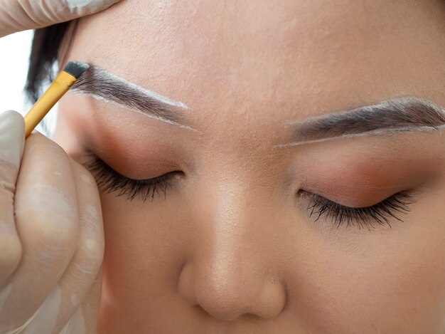 Cliente passando por um tratamento de microblading