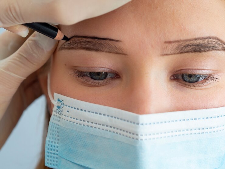 Foto grátis cliente passando por um tratamento de microblading