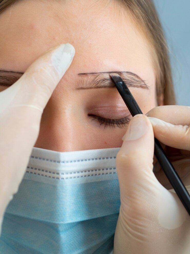 Foto grátis cliente passando por um tratamento de microblading