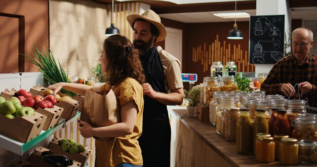 Cliente pronto para pagar pela comida na finalização da compra