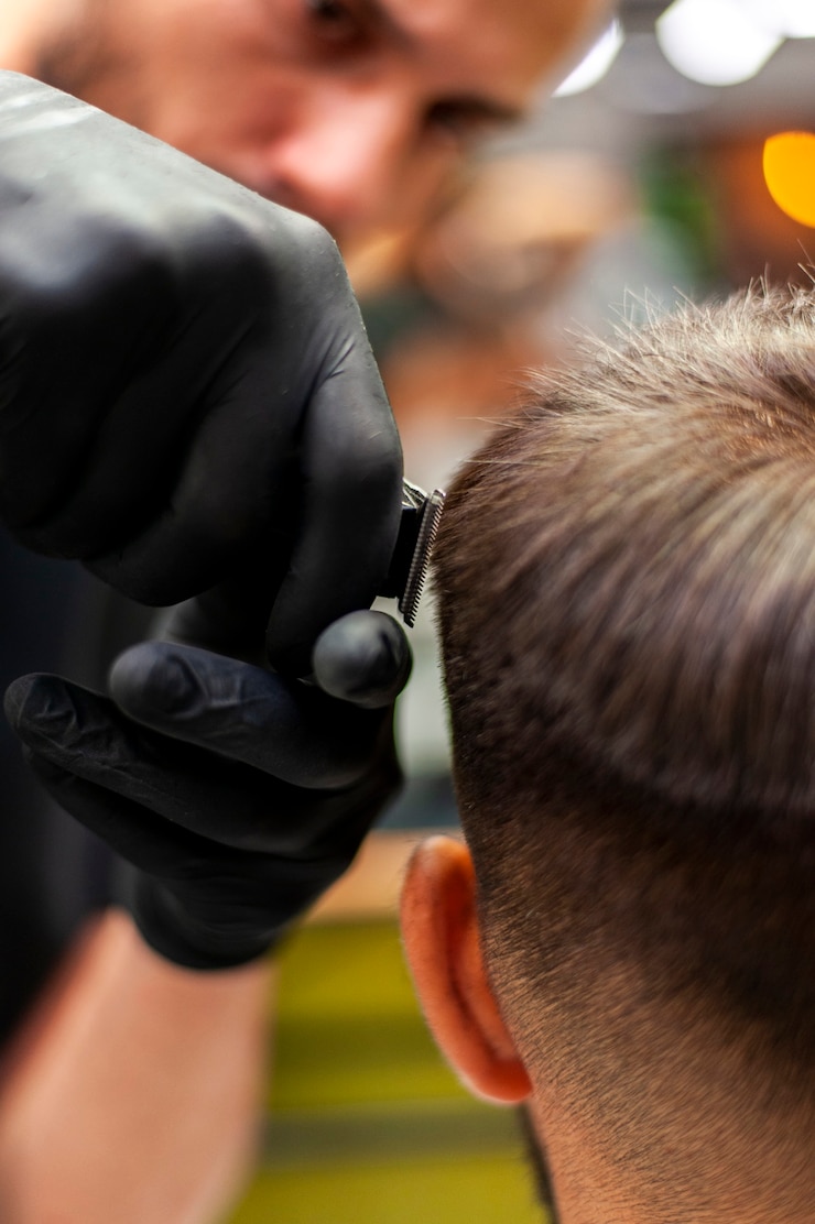 Foto grátis cliente recebendo um corte de cabelo por trás