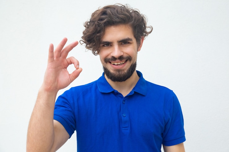 Foto grátis cliente satisfeito positivo que faz o gesto aprovado