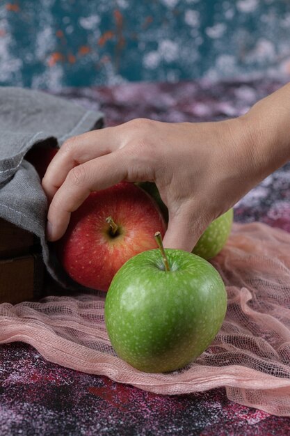 Cliente segurando uma maçã por lado.