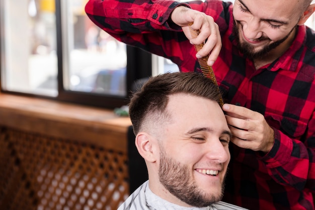 Cliente sorridente em uma barbearia